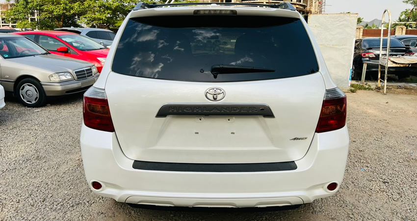 White Toyota Highlander 2009 Model (Featured Image) For Sale in the Federal Capital Terrirtory, Abuja.