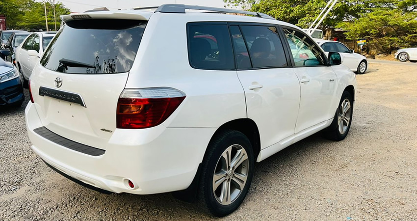 White Toyota Highlander 2009 Model (Featured Image) For Sale in the Federal Capital Terrirtory, Abuja.
